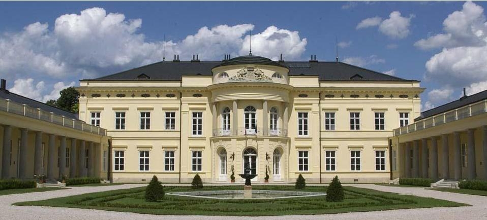 Biztonság- és védelempolitika témájában tartanak nemzetközi konferenciát a Károlyi Kastélyban